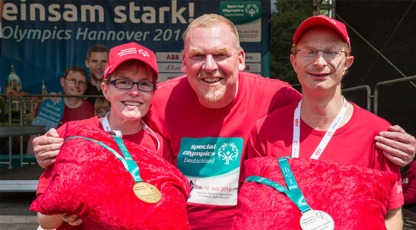 Sonja Simon, Claus Jaborowicz und Thilo Teusch waren bei den Special Olympics Hannover 2016 als Tandem-Helfer dabei und halfen bei den Siegerehrungen.