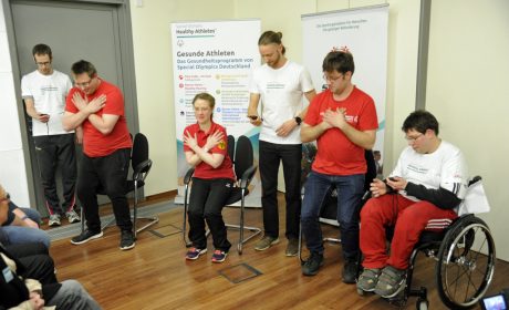 Die Gesichter der Spiele Pierre Petersen, Michaela Harder und Christoph Bertow (in rot, vlnr.) führen einen Fitnesstest vor, der auch bei den Special Olympics Kiel 2018 angeboten wird. (Foto: SOD/Jörg Lühn)