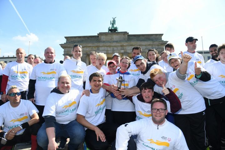 Fackellauf Berlin - Athletinnen und Athleten vor dem Brandenburger Tor. Foto: SOD/Juri Reetz 