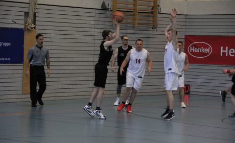 Basketball-Spielszene:Bruckberg 1 und Laurentius Hagen/ Damir Kajrazaj/(Foto: Andreas Bister)