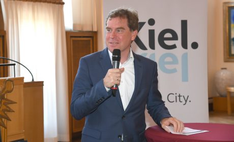 Oberbürgermeister Dr. Ulf Kämpfer spricht über das Engagement der Stadt und die Chancen der Veranstaltung für Inklusion. (Foto: SOD/Juri Reetz)