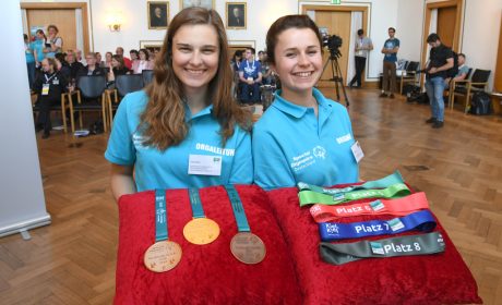 Lena Glück und Louise Gattet vom Organisations-Team präsentieren die Medaillen der Spiele 2018. (Foto: SOD/Juri Reetz)