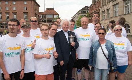 Die Fackelträger Sebastian Kröger und Detlef Schwenßon und weitere Läufer mit Stadtpräsident Hans-Werner Tovar. (Foto: SOD/Michael Richter)