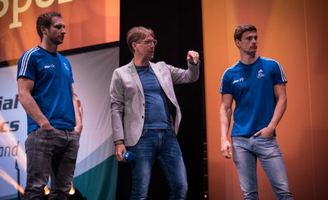 Moderator Peter Großmann mit den THW-Handballern und 'Gesichtern der Spiele' Steffen Weinhold und Rune Dahmke. (Foto: SOD/Jo Henker)