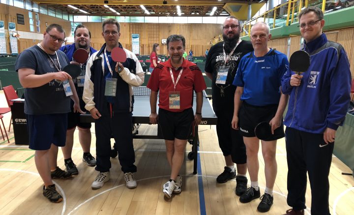 Das Tischtennis-Team der Berliner Werkstätten für Behinderte (BWB) ist stolz auf ihre Leistungen.